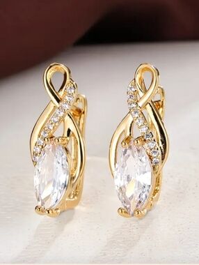 18k Gold Huggy Hoop Earrings.